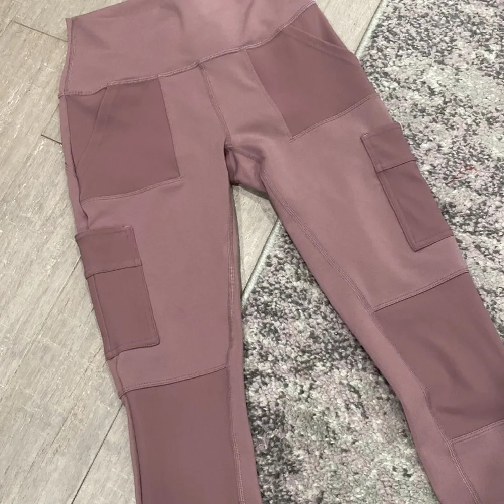 Alo Yoga Women’s High Waisted Blush Pink Cargo Leggings Pants Sz XS - Picture 3 of 7